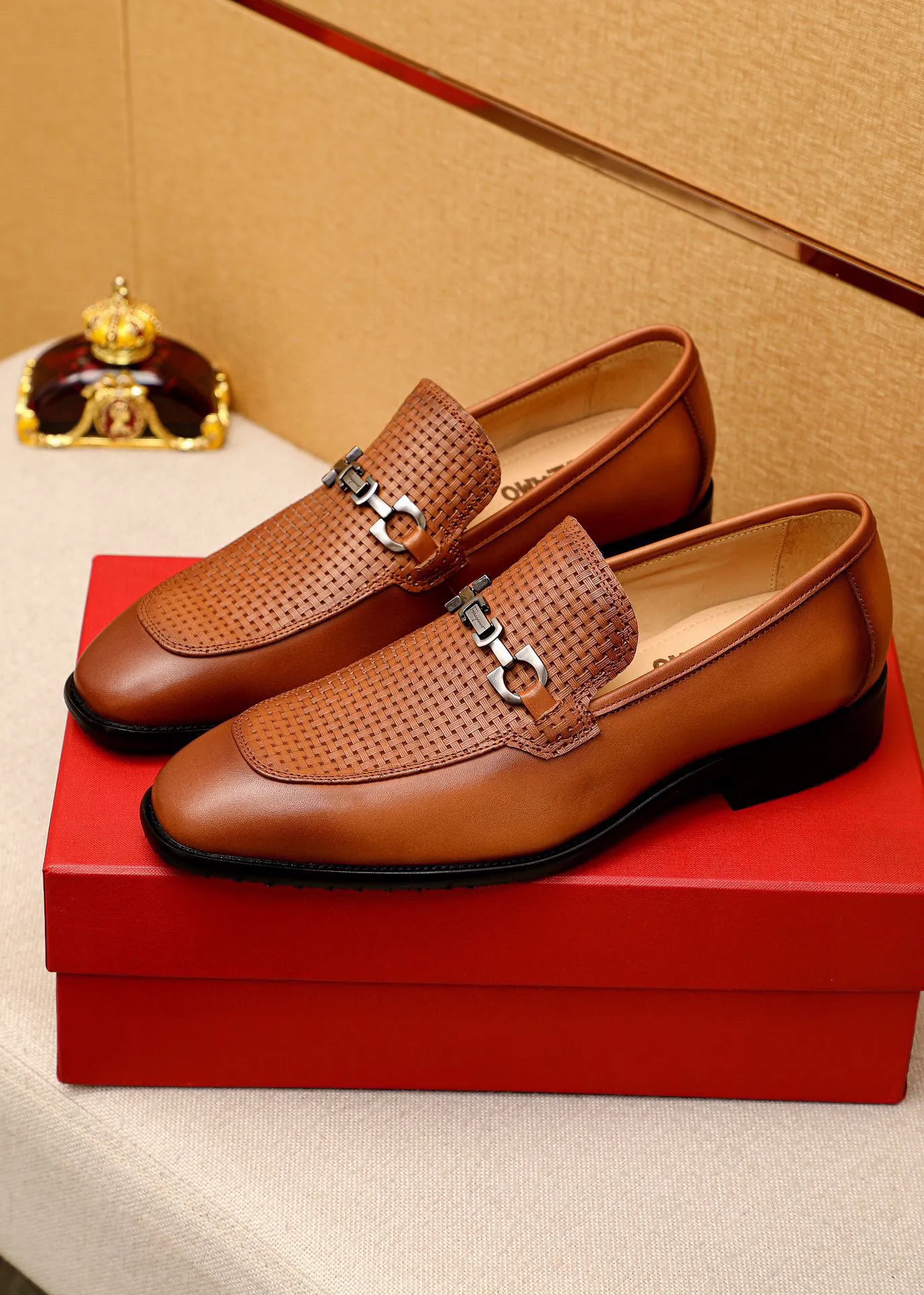 Men's shoes 💰460 💐 Product trademark: Ferragamo "Ferragamo" casual leather shoes Regular size: 38-44 (custom-made for 45🉑️) Product materials: Selected imported first-layer calfskin embossed upper + original hardware buckle, imported water-dyed cowhide leather lining. Strong three-dimensional visual effect, combined outsole Color: 2⃣️colors available